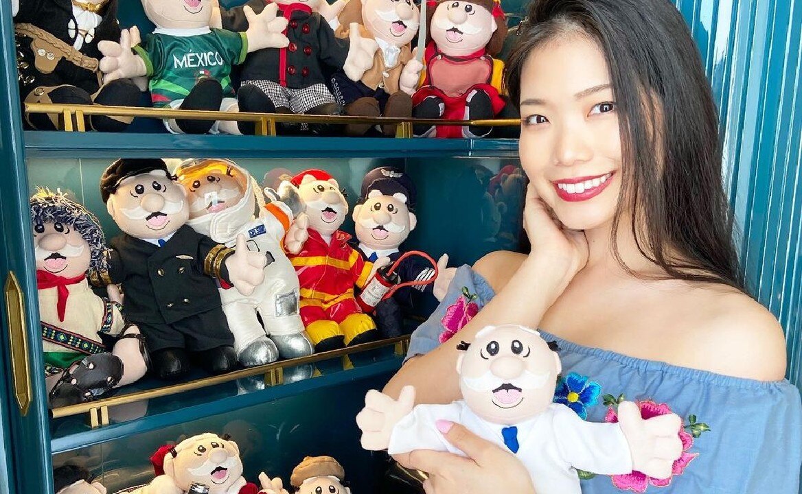 Sobrecargo japonesa viaja por el mundo con peluches del Dr. Simi