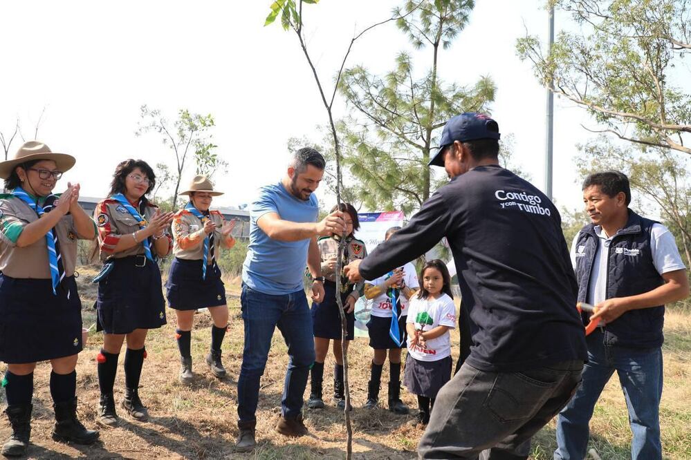 El presidente municipal Adán Domínguez encabezó la jornada de reforestación | Foto: Ayuntamiento de Puebla