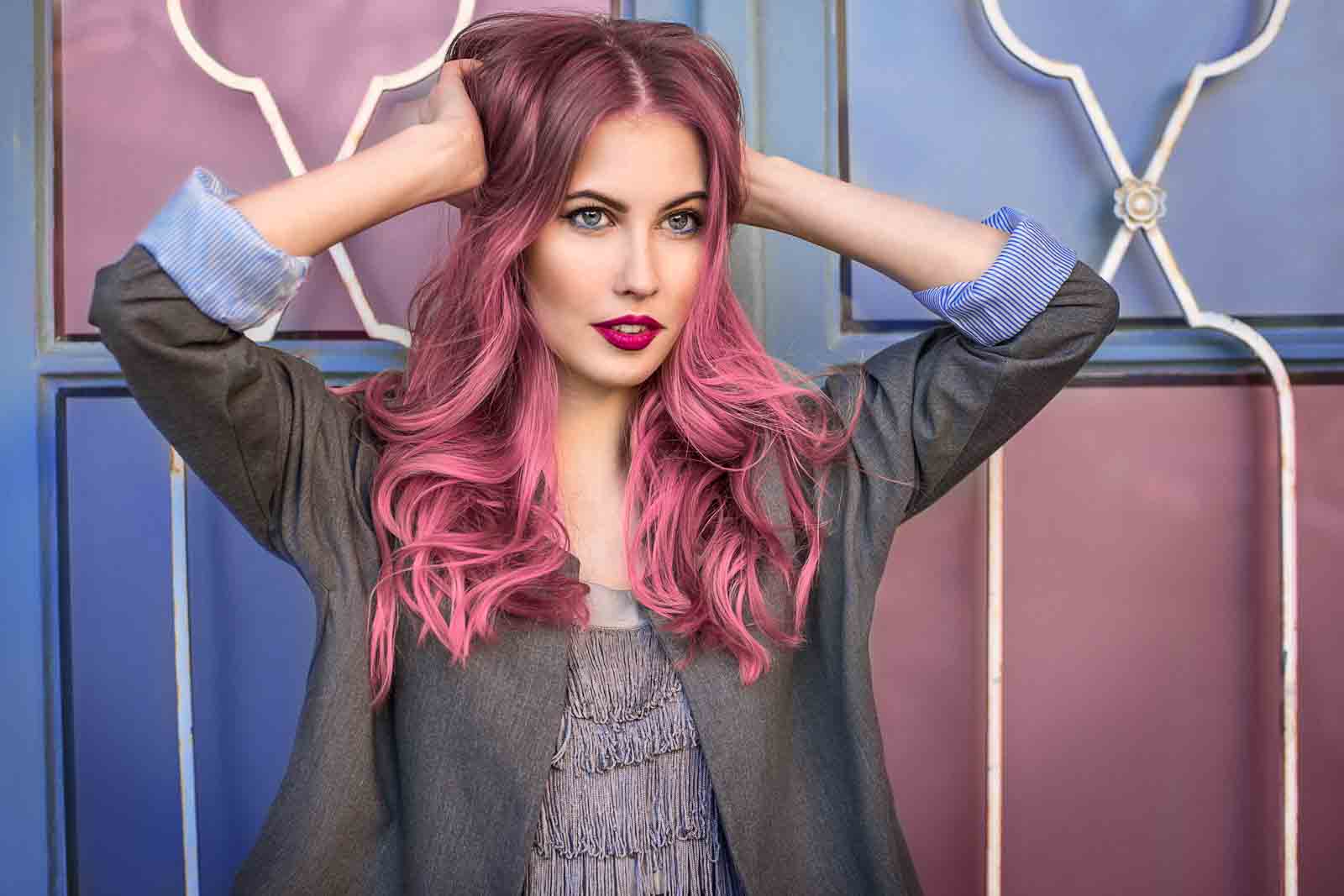 Así, quienes busquen añadir un toque de frescura y originalidad a su cabello, encontrarán en el rosa pastel una opción divertida y versátil para expresar su individualidad.
Foto: Producción El Universal Puebla