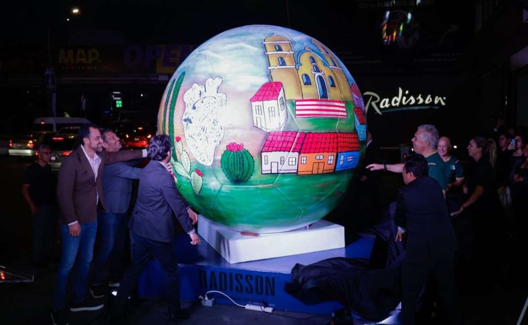 El Balón Mundialista se exhibe frente al Hotel Radisson de Angelópolis | Foto: EsImagen