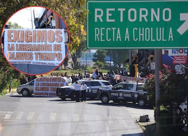 Maestros se manifiestan en la SEP y bloquean la Recta a Cholula