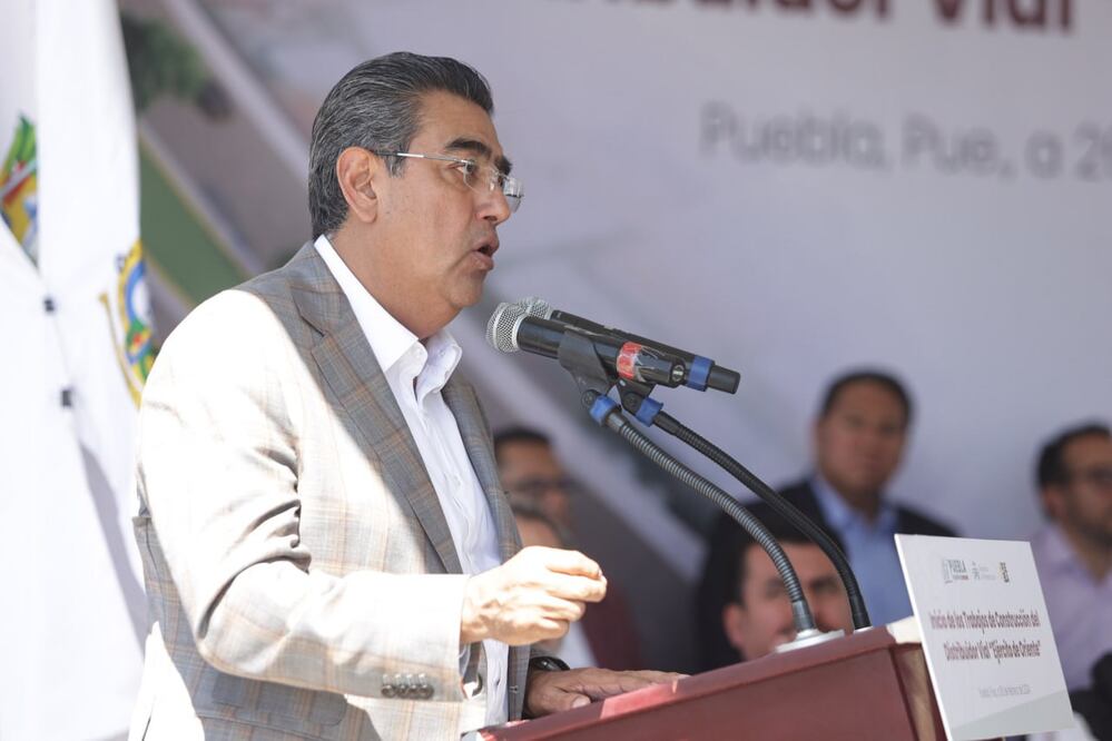 El gobernador de Puebla pidió a los alcaldes no ocupar voceros para hacerle llegar sus quejas | Foto: EsImagen