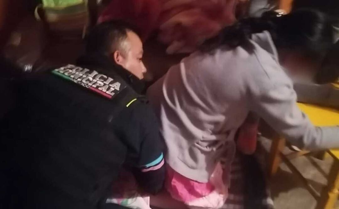 El policía Mario Mejía ayudó a que una mujer diera a luz en Bosques de los Ángeles | Foto: Twitter SSC Puebla