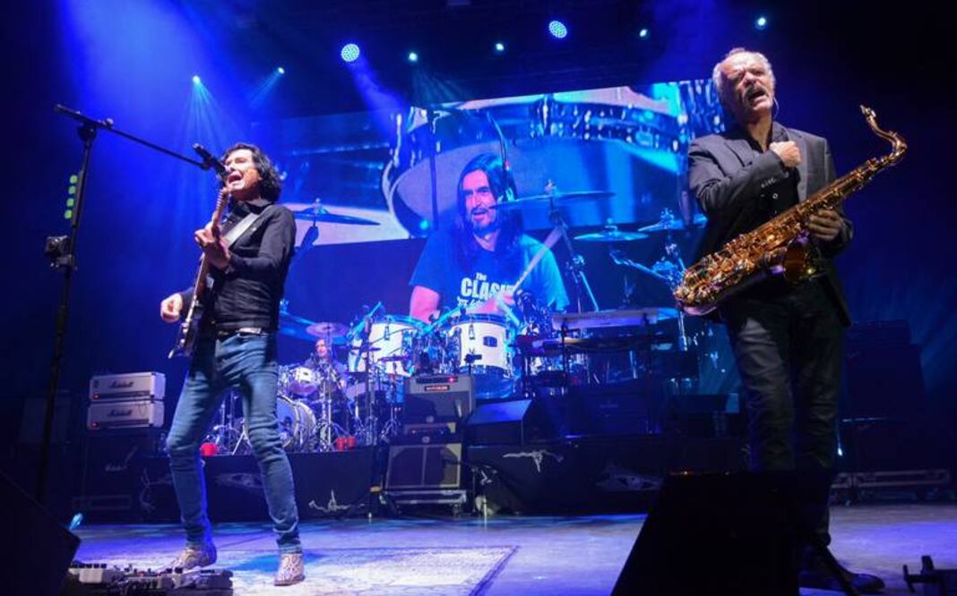 sta relevancia intergeneracional ha consolidado a Caifanes como una verdadera leyenda del rock latinoamericano, una banda cuya influencia sigue marcando la evolución del género en el ámbito hispanohablante.
Foto: Producción El Universal Puebla