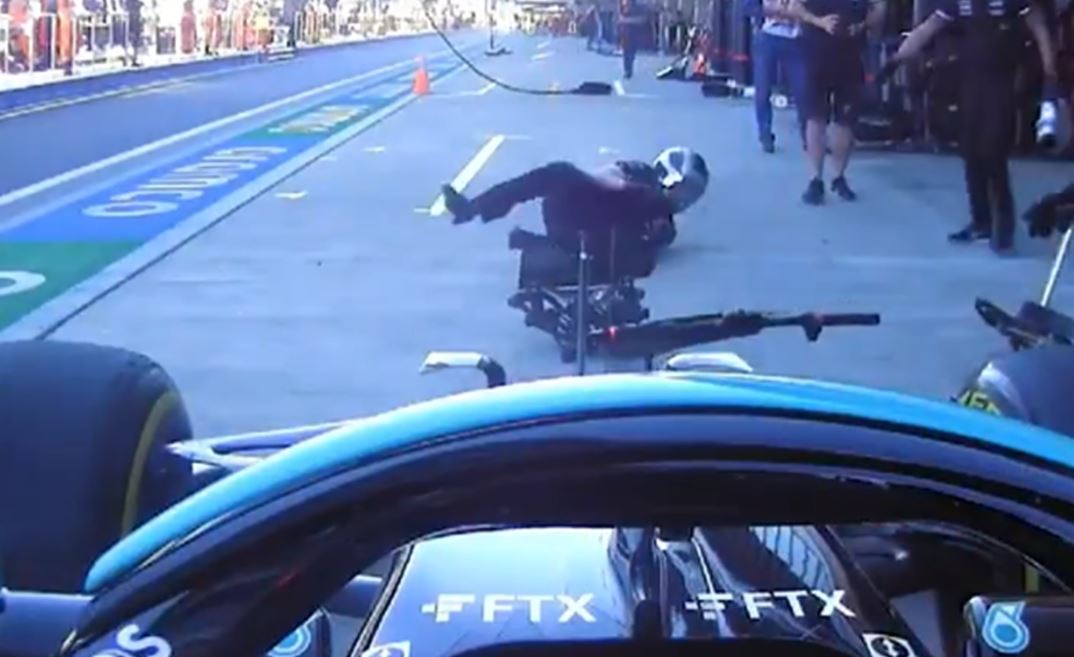 Lewis Hamilton "atropella" a uno de sus mecánicos