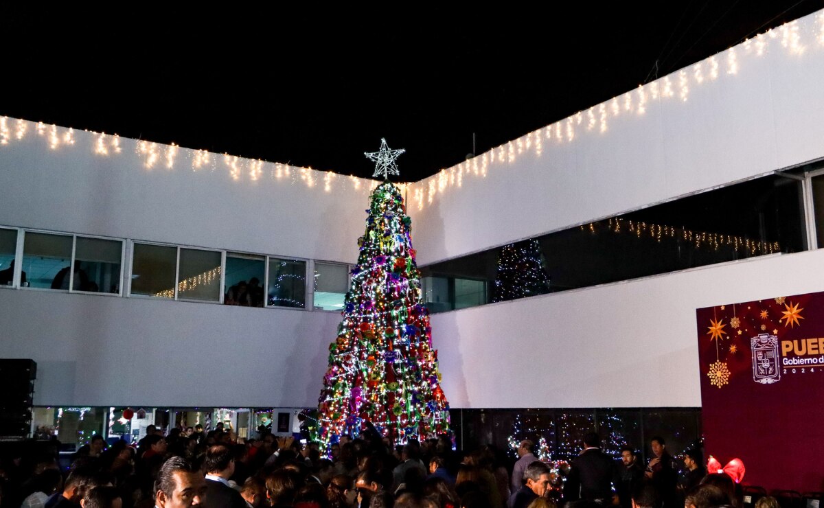 El gobernador de Puebla realiza el encendido del árbol de Navidad de la SEP I Foto: EsImagen