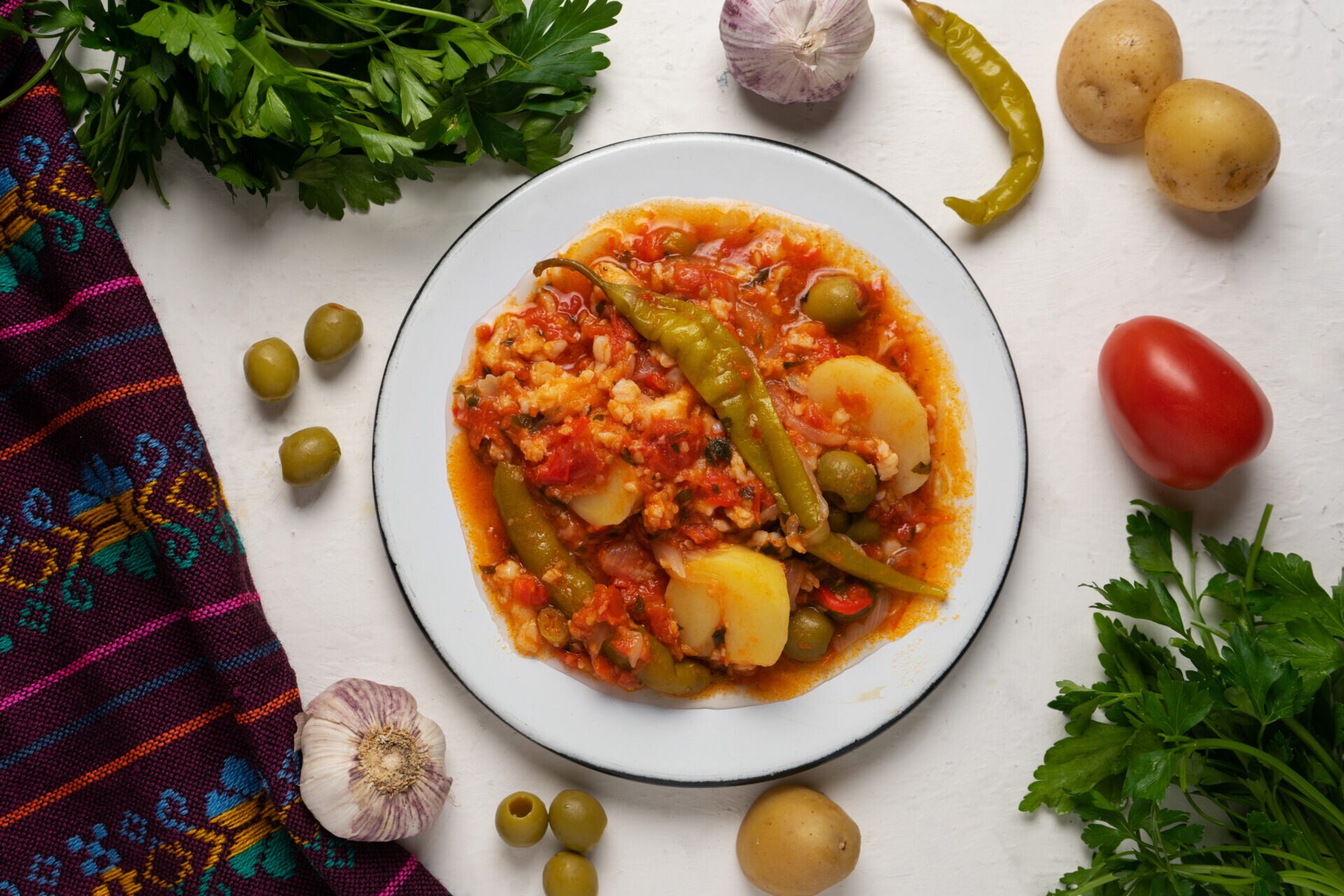 Además del bacalao, otros ingredientes clave como las papas, zanahorias, cebollas, pimientos y los acompañamientos típicos pueden sumar al gasto total. 

Foto: Producción El Universal Puebla
