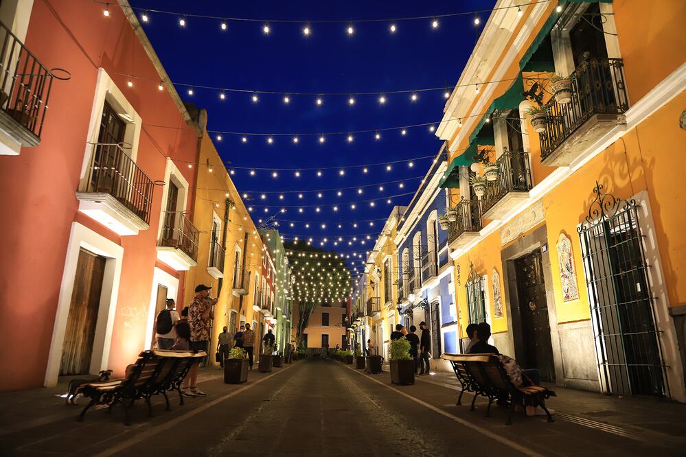 En el Callejón de los Sapos se mejoró la iluminación del callejón y se intervinieron las fachadas de los edificios para realzar su estética.

Foto: Producción El Universal Puebla