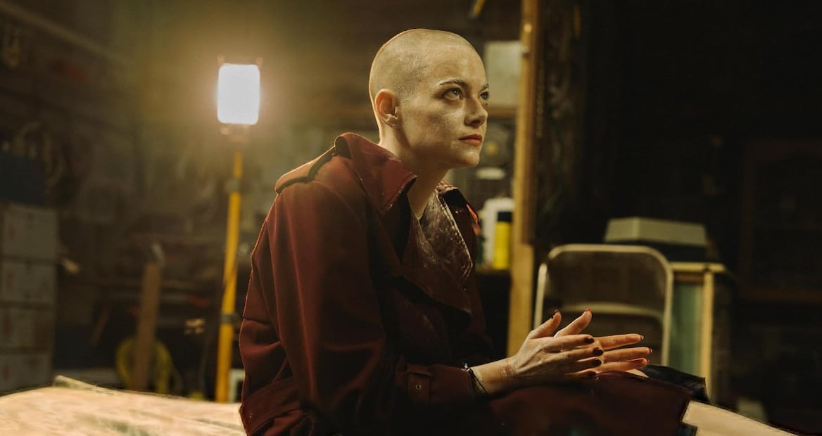 Emma Stone se reúne con Yorgos Lanthimos en su cuarta película juntos desde "La Favorita" (2018). Aquí, Stone entrega un gran trabajo, marcando su presencia en cada escena en que aparece | Foto: Focus Features