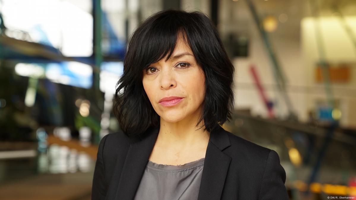 Anabel Hernández comenzó a investigar a Peso Pluma en 2023, cuando recibió información de una fuente cercana al Cártel de Sinaloa sobre el cantante, también conocido como “Doble P”. 

Foto: Producción El Universal Puebla