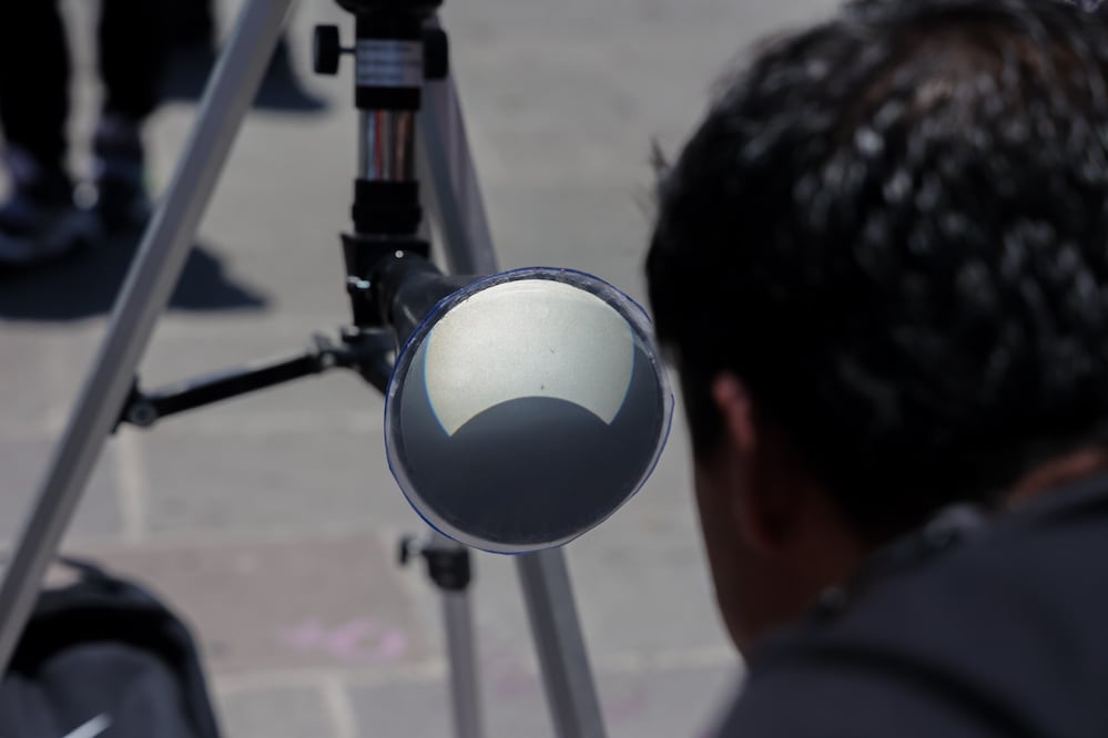 Algunos poblanos vieron por unos minutos el eclipse desde el zócalo | EsImagen