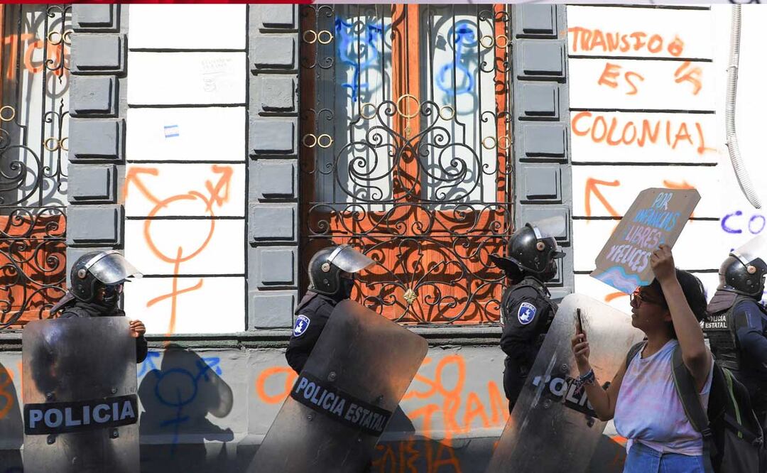 Activistas de la comunidad trans protestaron frente al Congreso de Puebla | Foto: Agencia Es Imagen para El Universal Puebla