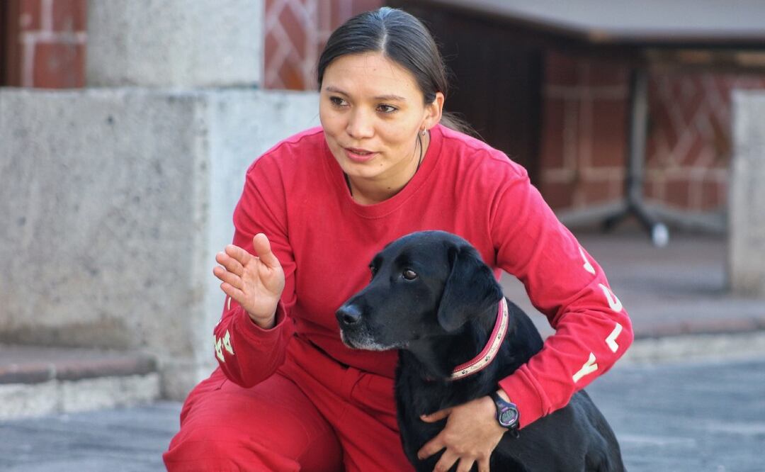 La voluntaria Anneth López y July, su perra especializada en búsqueda y rescate. Foto: Cruz Roja Mexicana