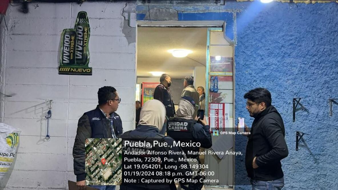 Personal de Normatividad coloca los sellos de clausura | Fotos Ayuntamiento de Puebla