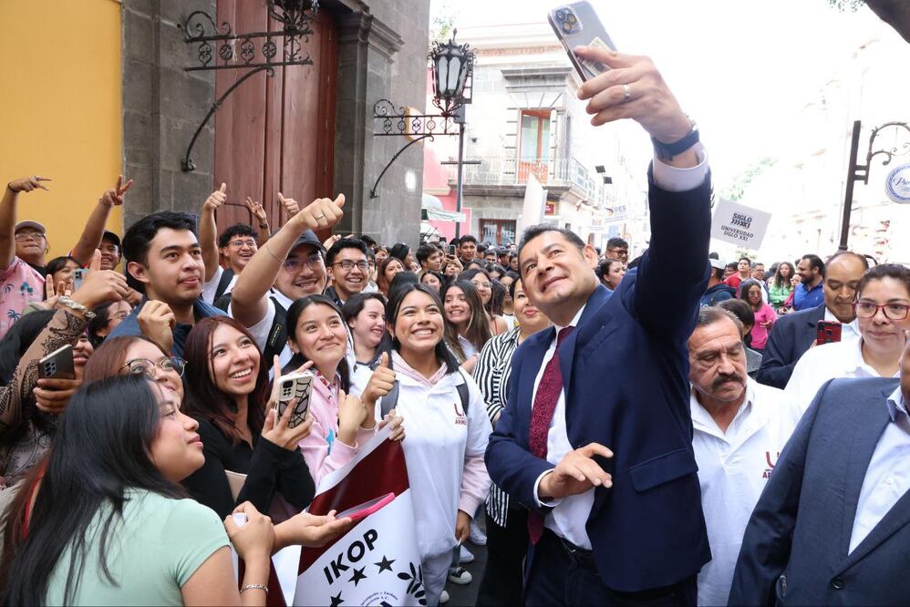 Alejandro Armenta estuvo con universitarios de la BUAP | Foto: Especial