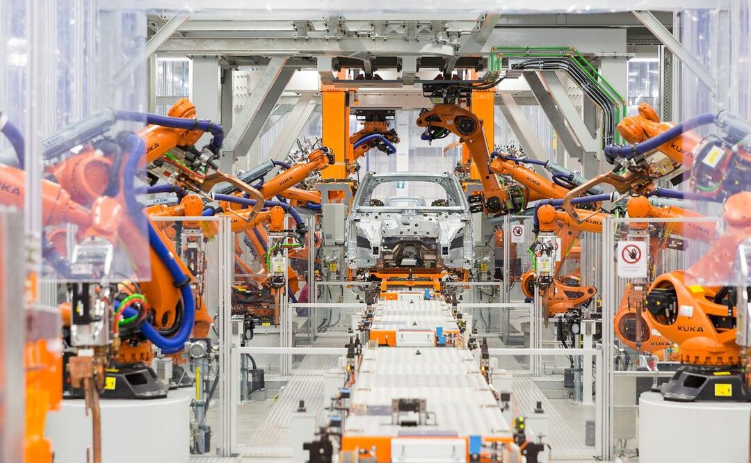 La industria automotriz emplea con mayor frecuencia robots para aumentar la producción | Foto: Twitter MotorTerapiaMx