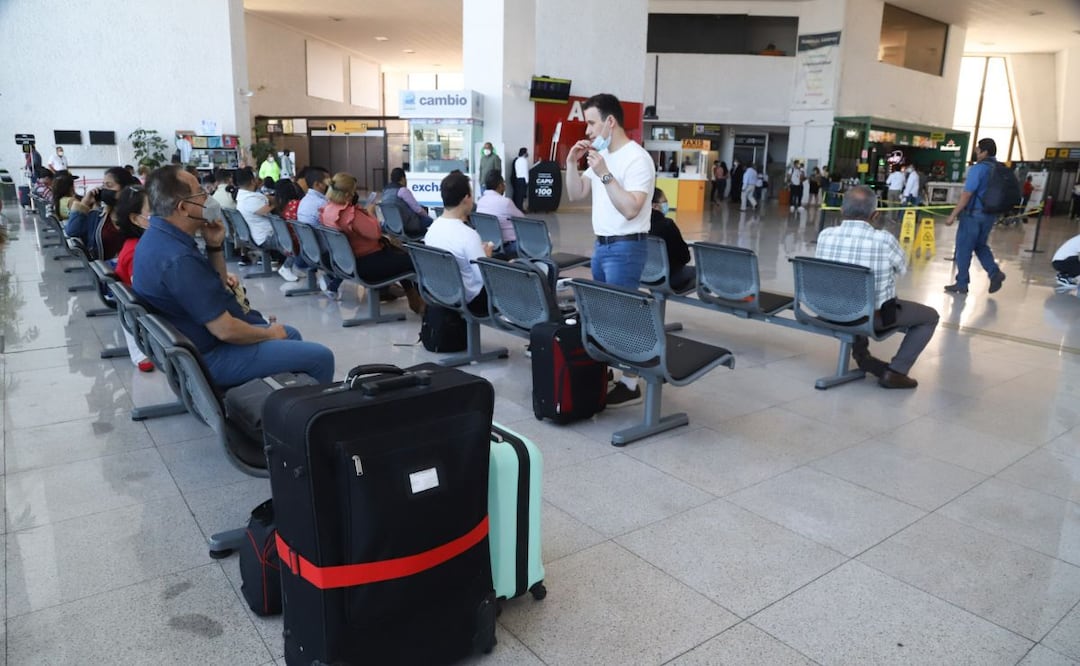 En el Aeropuerto Hermanos Serdán hay decenas de pasajeros varados por el cierre temporal de las operaciones. | Foto: Agencia Es Imagen para El Universal Puebla