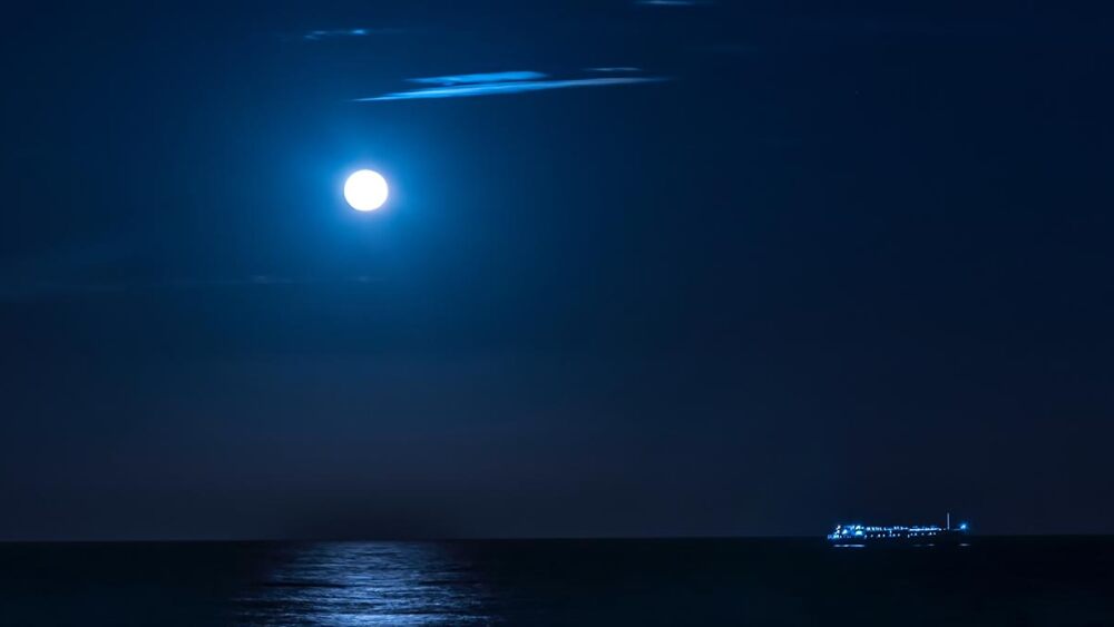 La Luna llena es el momento perfecto para observar el satélite natural de la Tierra con telescopios o binoculares, ya que está en su fase más luminosa y es más fácil de ver.

Foto: Producción El Universal Puebla
