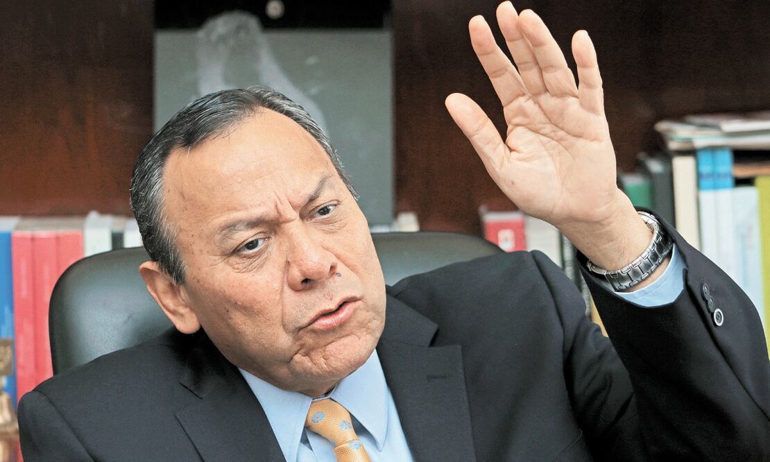 Dentro del partido, los miembros del PRD han comenzado a quejarse del liderazgo de Zambrano, acusándolo de complacer a otros partidos del bloque de oposición y de no proteger a los propios miembros del partido. 

Foto: Producción El Universal Puebla