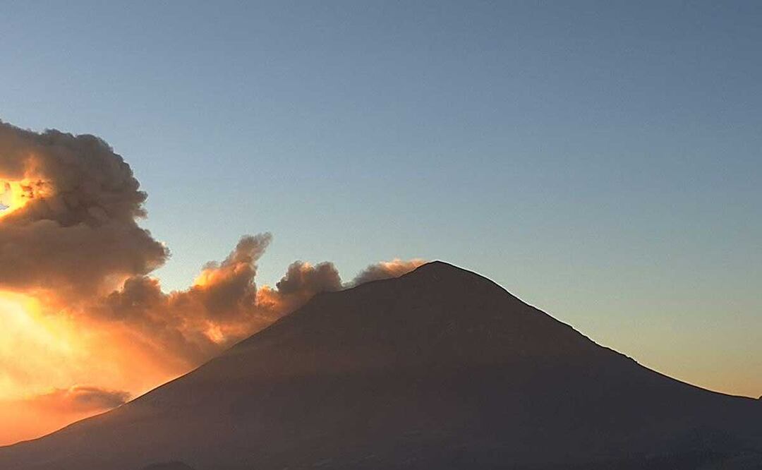 A las 7:15 horas de este 12 de enero Don Goyo registró una explosión con emisión de vapor de agua, gases y ceniza | Foto: CENAPRED