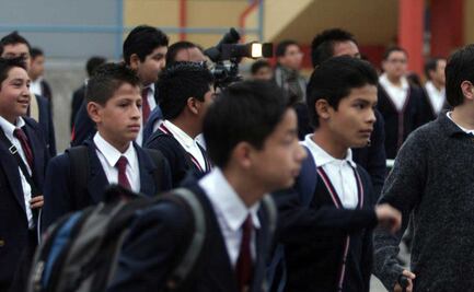 ¿Los niños pueden ir con cabello largo o pintado a la escuela?