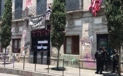 Policías custodian la casa de CNDH recuperada el viernes tras 19 meses de estar tomada por grupo Okupa