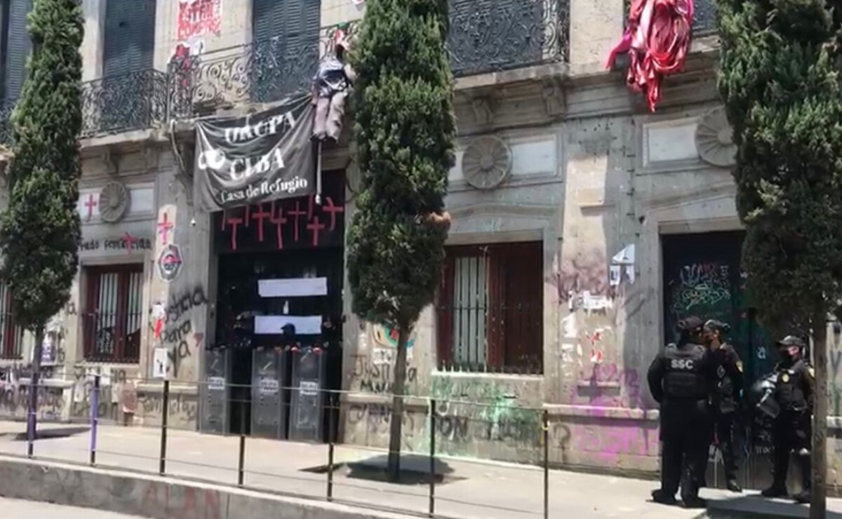 El edificio de oficinas de la CNDH luce tranquilo tras operativo del viernes. Foto:  Alelhí Salgado / EL UNIVERSAL