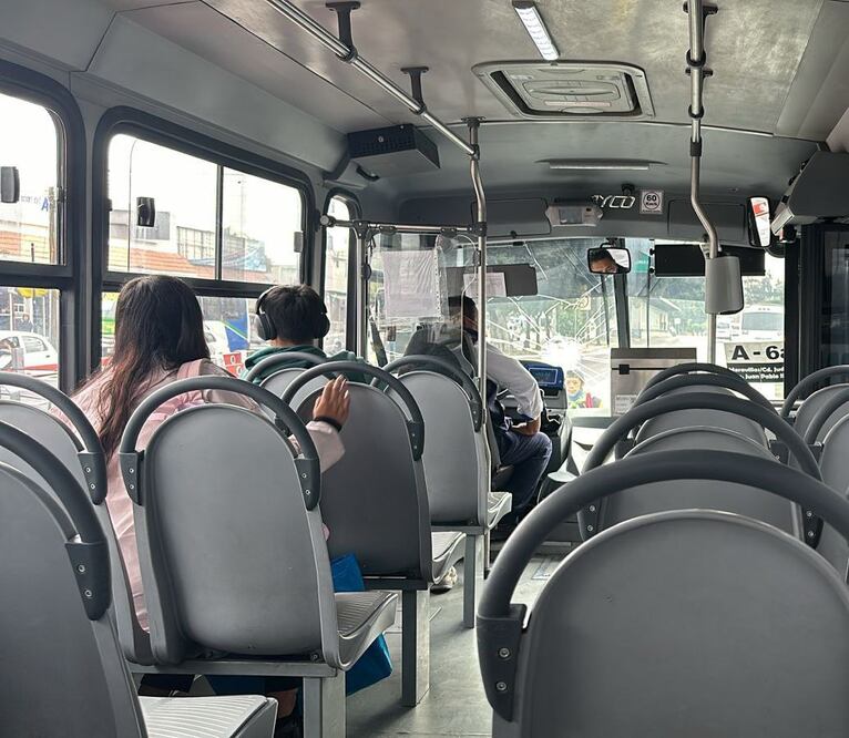 Un microbusero enfurecido rompió el cristal de una unidad de RUTA | Foto: Redes Sociales