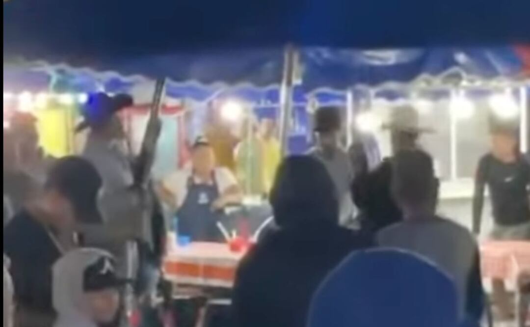 En redes sociales se viralizó un video de hombres armados disparando al aire en Izúcar | Foto: Facebook Enlace en el punto rojo