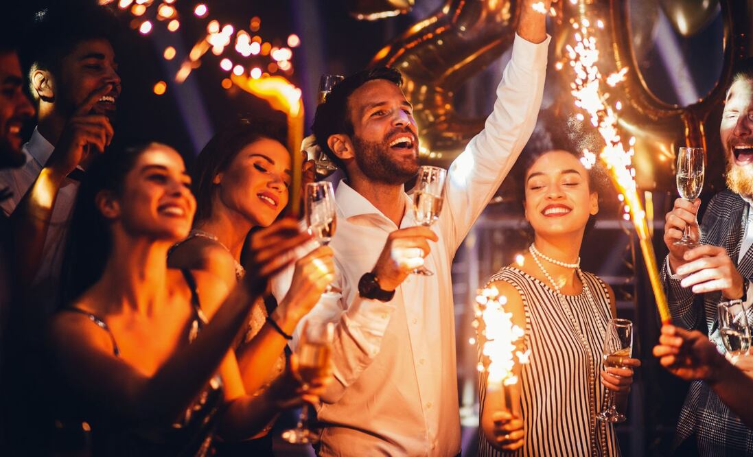 Estos colores, cada uno con su simbología y energía particular, se convierten en herramientas poderosas para dar la bienvenida al nuevo año con intenciones claras y deseos firmes para lo que está por venir.
Foto: Producción El Universal Puebla