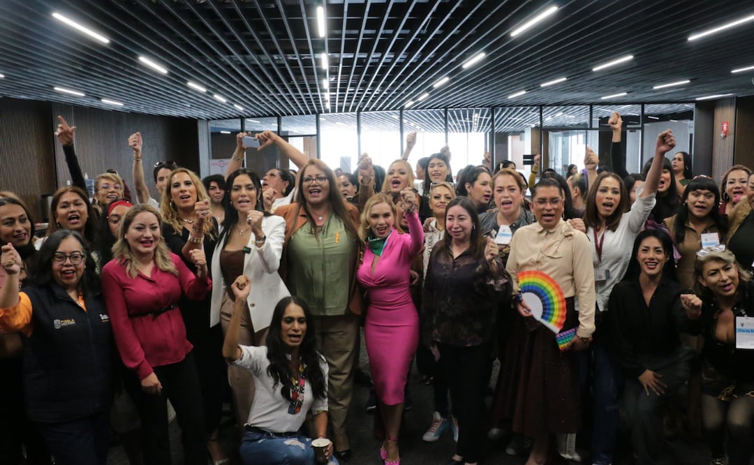 En el marco de los 16 días de activismo, diputados invitaron a participar en el encendido luces en la sede del Congreso | Foto: Congreso de Puebla