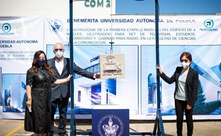 Lilia Cedillo coloca la primera piedra de edificio en la Facultad de Ciencias de la Comunicación