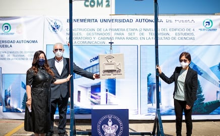 Lilia Cedillo coloca la primera piedra de edificio en la Facultad de Ciencias de la Comunicación