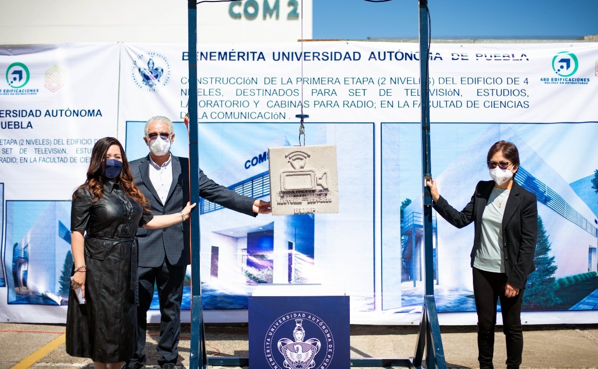 Lilia Cedillo coloca la primera piedra de edificio en la Facultad de Ciencias de la Comunicación