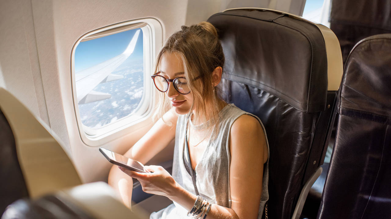 También es común escuchar que utilizar el modo incógnito en el navegador puede ayudar a conseguir mejores precios. Sin embargo, aunque las aerolíneas y los portales de reserva utilizan cookies para rastrear las búsquedas, no hay evidencia concluyente de que esto influya significativamente en las tarifas.

Foto: Producción El Universal Puebla