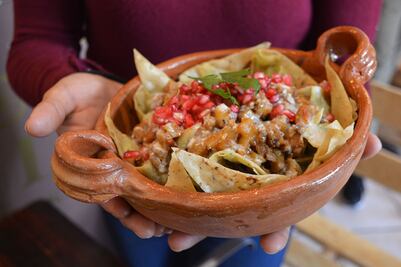 ¿Probarías los chilaquiles en salsa de nogada?