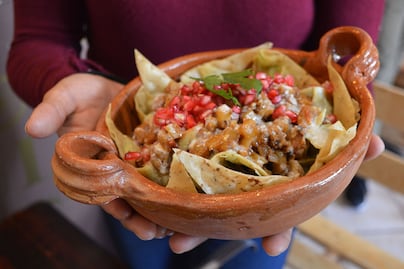 ¿Probarías los chilaquiles en salsa de nogada?