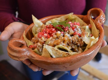 ¿Probarías los chilaquiles en salsa de nogada?