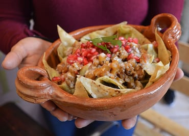 ¿Probarías los chilaquiles en salsa de nogada?