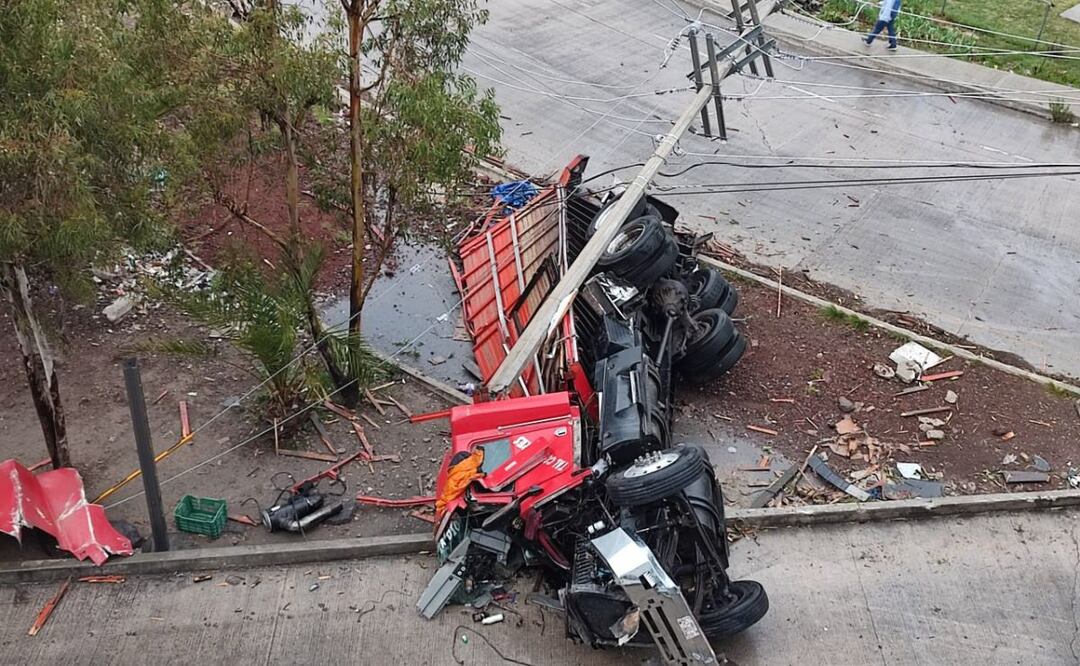 Un aparatoso accidente se registró en la lateral del Periférico Ecológico, el saldo es de dos lesionados | Foto: Agencia Es Imagen para El Universal Puebla