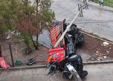 Vuelca tráiler en la lateral del Periférico Ecológico; hay dos lesionados