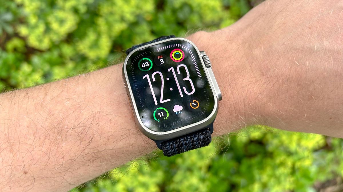 El analista especializado en Apple, Matt Talk Tech, sugiere que el Ultra 3 podría incorporar una pantalla microLED, la cual ofrecería mayor brillo y eficiencia energética en comparación con las pantallas OLED de la versión anterior.

Foto: Producción El Universal Puebla