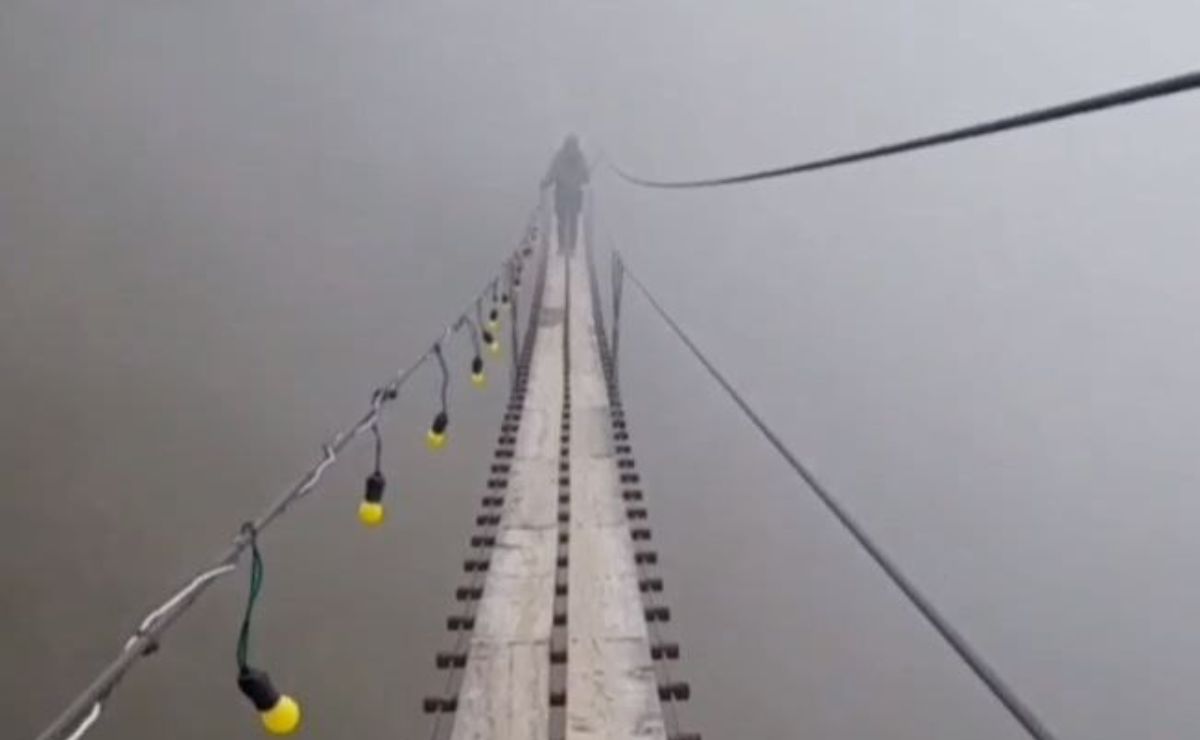 Esta increíble imagen da una idea de lo desafiante que es cruzar el puente tibetano de Tlatlauquitepec | Foto: Instagram luistlap