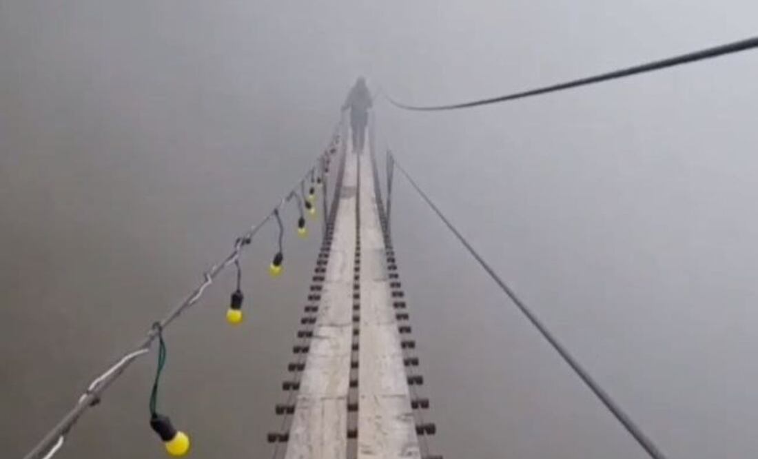 Esta increíble imagen da una idea de lo desafiante que es cruzar el puente tibetano de Tlatlauquitepec | Foto: Instagram luistlap