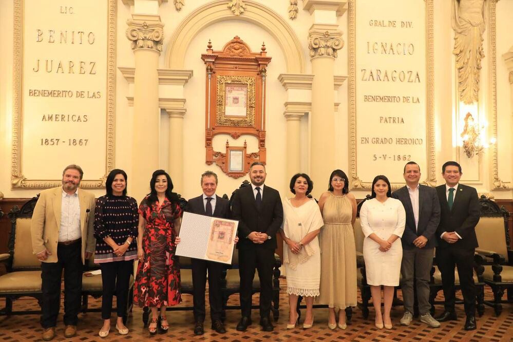 El gobierno municipal entregó esta presea |Foto Ayuntamiento de Puebla