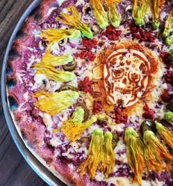 Poblanos crean pizza de Día de Muertos en honor al Mictlán