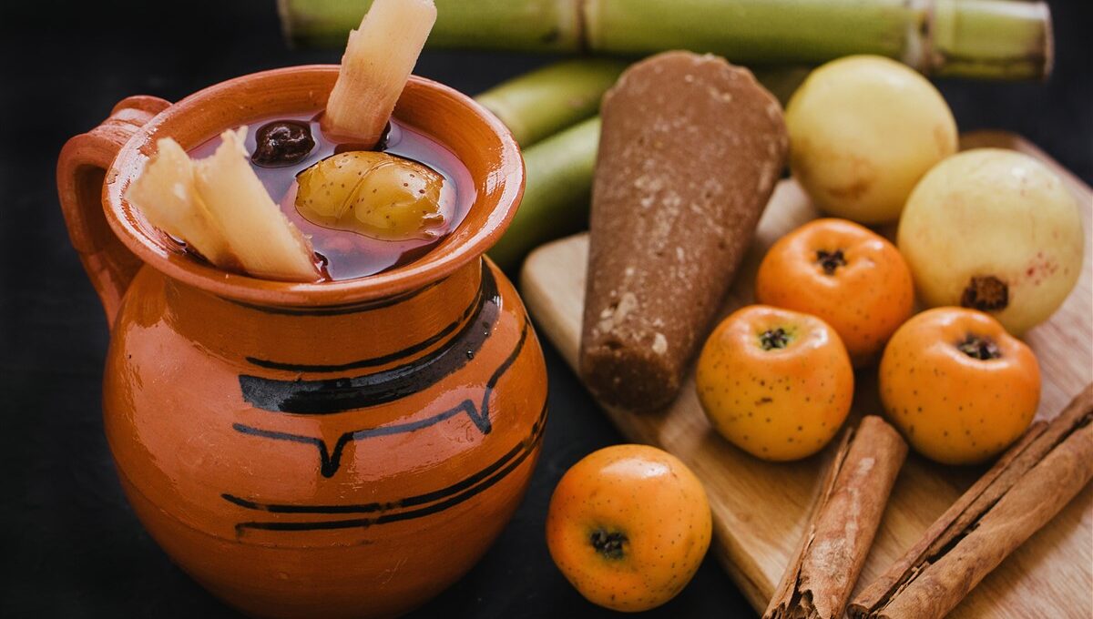 Esta combinación de sabores hizo del ponche una bebida inseparable de las festividades decembrinas, creando un vínculo profundo con la tradición y la cultura del país.


Foto: Producción El Universal Puebla