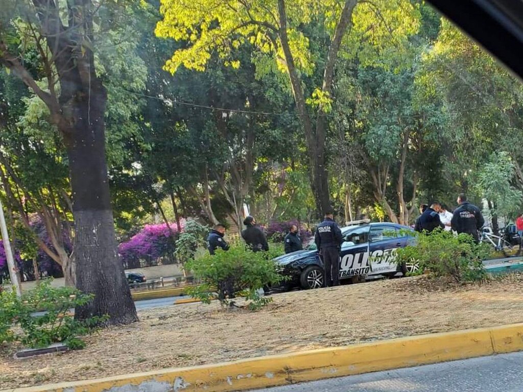 Elemento de Tránsito Municipal se lesiona tras chocar su patrulla en el Bulevar 5 de Mayo