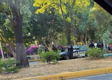 Elemento de Tránsito Municipal se lesiona tras chocar su patrulla en el Bulevar 5 de Mayo
