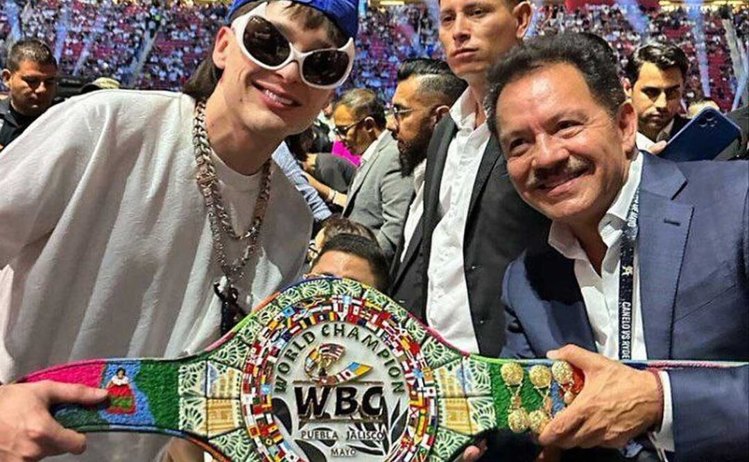 Peso Pluma y el diputado Ignacio Mier muestran el emblemático cinturón que ganó El Canelo | Foto: Instagram Nacho Mier